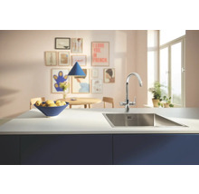 Kuchyňská scéna s dřezem, vodovodní baterií a mísou s ovocem na pracovní desce