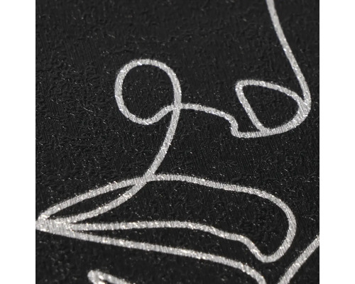 Detail strukturované tapety s abstraktním metalickým vzorem linií.