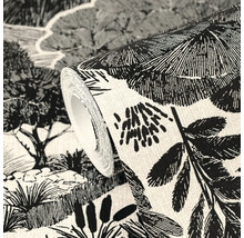 Role tapety s černobílým přírodním vzorem stromů a listů ve stylu náčrtu.