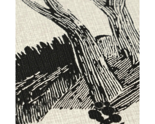 Detail strukturované tapety s černým grafickým vzorem stromu ve stylu dřevořezu.