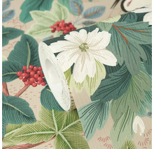 Detailní záběr na roli tapety s botanickým vzorem bílých květů, zelených listů a červených bobulí.