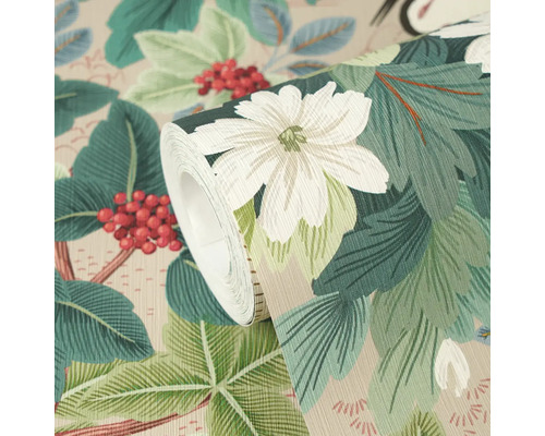 Detailní záběr na roli tapety s botanickým vzorem bílých květů, zelených listů a červených bobulí.