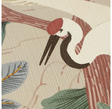 Detailní záběr vliesové tapety s motivem jeřába a rostlin se strukturovaným povrchem.