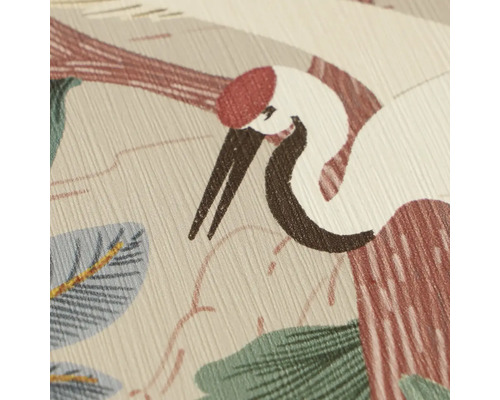 Detailní záběr vliesové tapety s motivem jeřába a rostlin se strukturovaným povrchem.