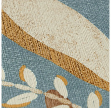 Detail strukturované tapety se vzorem listů a zakřivenými liniemi, který ukazuje jemnou strukturu povrchu.