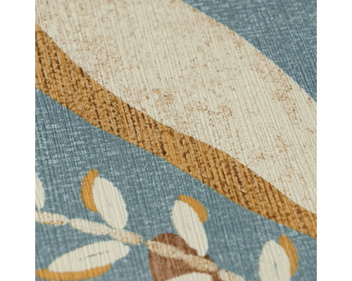 Detail strukturované tapety se vzorem listů a zakřivenými liniemi, který ukazuje jemnou strukturu povrchu.