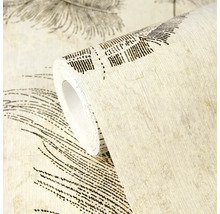 Tapeta s motivem peří a strukturovaným povrchem, detailní pohled na roli.