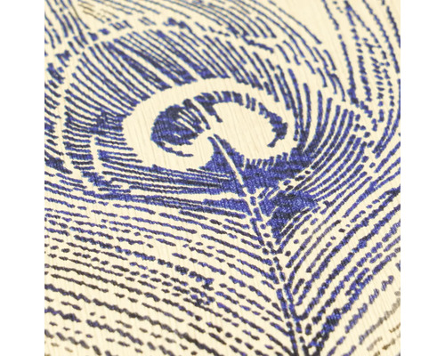 Vliesová tapeta s texturovaným vzorem pavího pera v detailu.