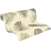 Vliesová tapeta s velkým vzorem peří, krémová s detailní grafikou peří v přírodních tónech.