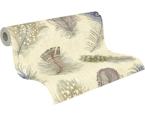 Vliesová tapeta s velkým vzorem peří, krémová s detailní grafikou peří v přírodních tónech.