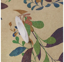 Role tapety s motivem listů a textilní strukturou.