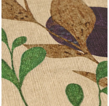 Detailní záběr na strukturovanou vliesovou tapetu s botanickým potiskem listů a květinových prvků.