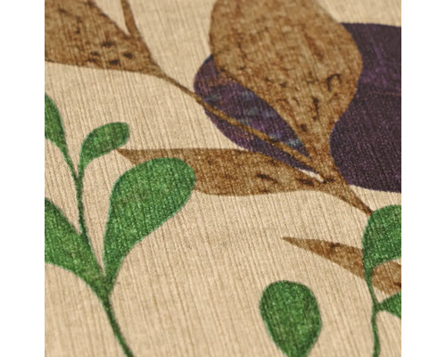 Detailní záběr na strukturovanou vliesovou tapetu s botanickým potiskem listů a květinových prvků.