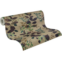 Vliesová tapeta s botanickým vzorem listů ve fialové, zelené a hnědé barvě, role částečně rozvinutá.