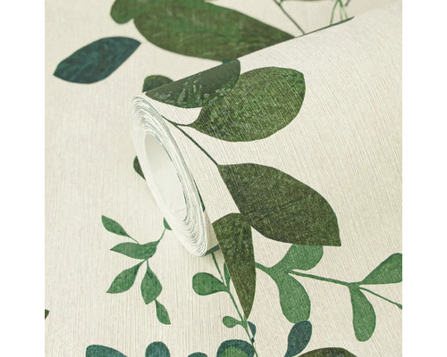 Vliesová tapeta se vzorem zelených listů na světlém strukturovaném podkladu.