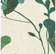 Vliesová tapeta s motivem listů a jemnou vertikální strukturou povrchu.
