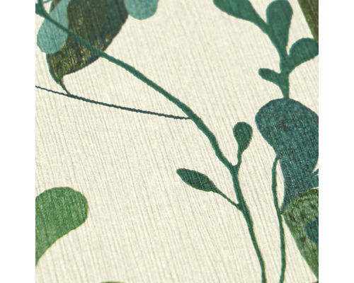 Vliesová tapeta s motivem listů a jemnou vertikální strukturou povrchu.