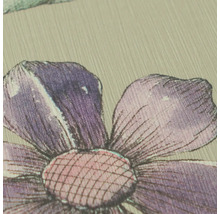 Detailní pohled na tapetu s květinovým vzorem a jemnou svislou povrchovou strukturou.