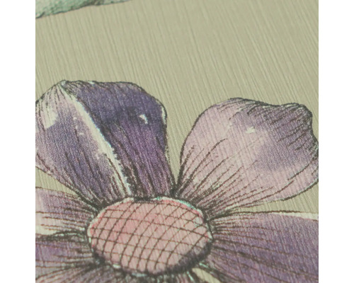 Detailní pohled na tapetu s květinovým vzorem a jemnou svislou povrchovou strukturou.