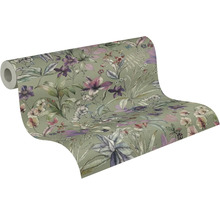 Role tapety s botanickým motivem květin, listů a motýlů.