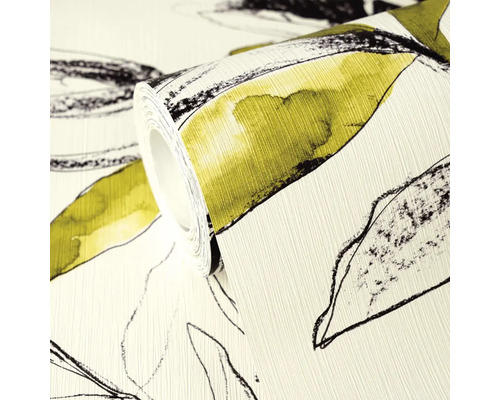 Detailní záběr role tapety se strukturovaným povrchem a motivem listů s černými obrysy.