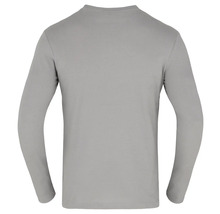 Šedé tričko s dlouhým rukávem, pohled zezadu