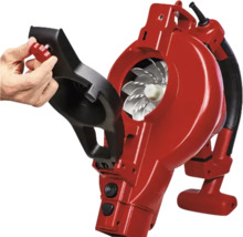 Červený vysavač listí s otevřeným pouzdrem pro zobrazení ventilátoru.