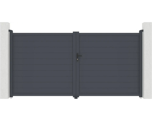 Dvoukřídlá brána z hliníku mezi dvěma sloupky