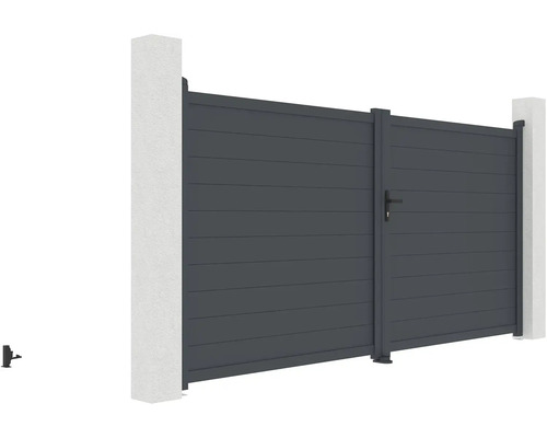 Hliníková zahradní branka s vodorovnými lamelami mezi dvěma betonovými sloupky