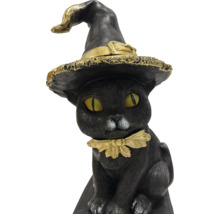 Dekorativní černá kočičí figurka s čarodějnickým kloboukem a obojkem jako halloweenská dekorace