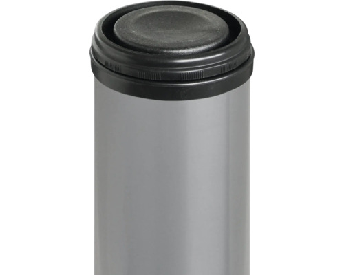 Kovový odpadkový koš s černým víkem