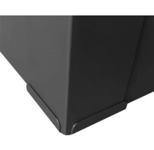 Detail rohu ocelového květináče