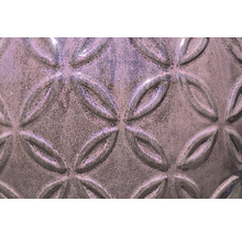 Detail povrchu květináče s květinovým vzorem