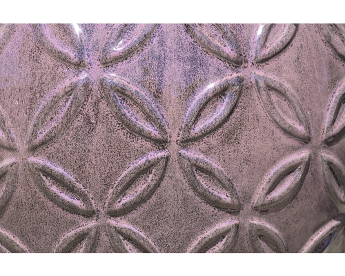 Detail povrchu květináče s květinovým vzorem