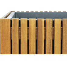 Detailní pohled na truhlík na květiny z dřevěných lamel