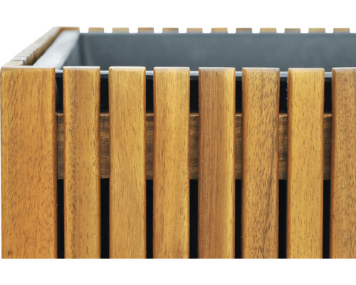 Detailní pohled na truhlík na květiny z dřevěných lamel