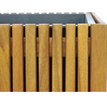 Dřevěný květináč s lamelovým vzorem