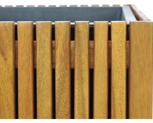 Dřevěný květináč s lamelovým vzorem