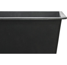 Detailní pohled na černou plastovou maltovou vanu.