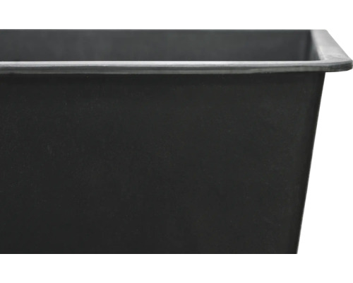 Detailní pohled na černou plastovou maltovou vanu.