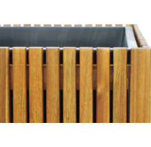 Detailní záběr truhlíku na rostliny z dřevěných lamel