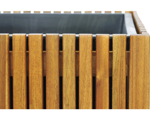 Detailní záběr truhlíku na rostliny z dřevěných lamel