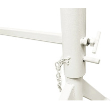 Detail bílé stavební kozy s řetězem a šroubovacím kolíkem