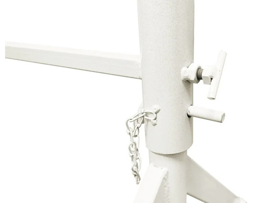 Detail bílé stavební kozy s řetězem a šroubovacím kolíkem