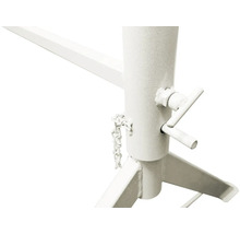 Detailní pohled na kovovou dílenskou kozu s nastavovacím mechanismem