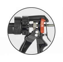 Detailní pohled na aplikační pistoli s nastavitelnou funkcí proti odkapávání.