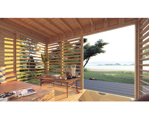 Světlý dřevěný dům s terasou, nábytkem a výhledem do přírody