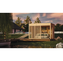 Dřevěný zahradní domek s vodorovnými lamelami na dřevěné plošině u jezera