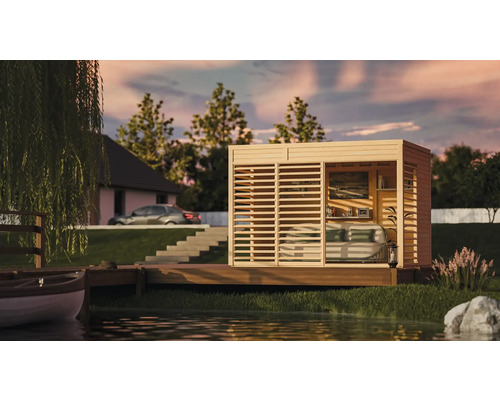 Dřevěný zahradní domek s vodorovnými lamelami na dřevěné plošině u jezera
