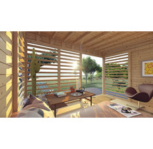 Interiér dřevěného domu s trámovým stropem, horizontálními dřevěnými žaluziemi a nábytkem